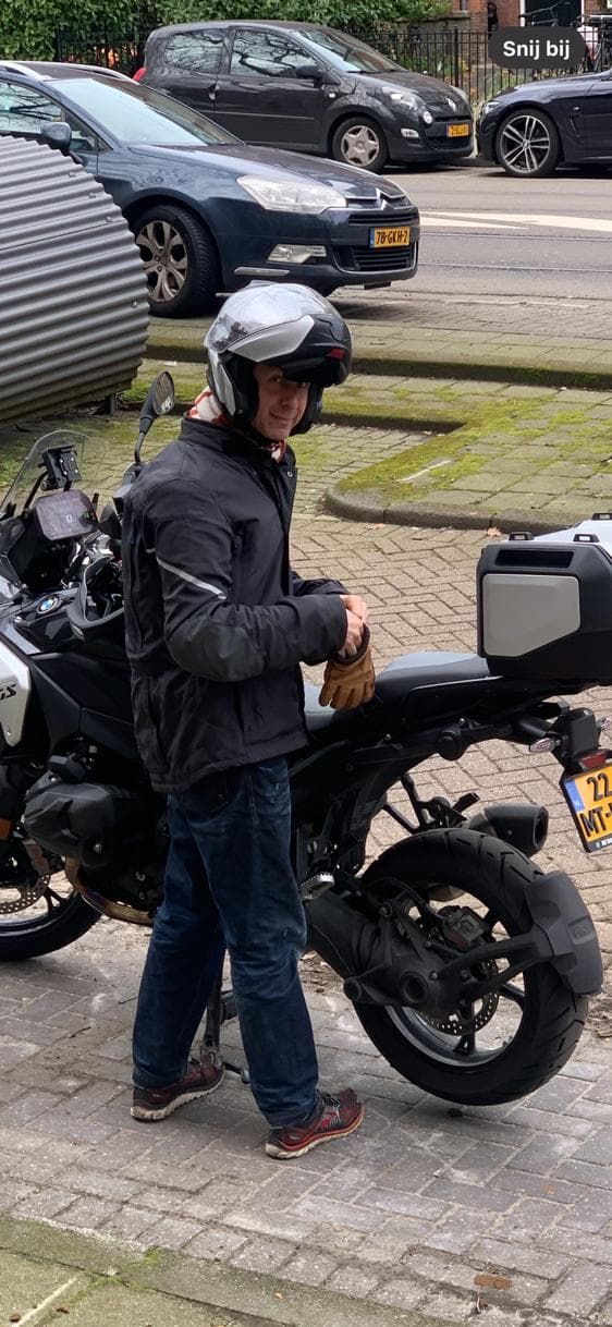Raymond in motorkleding bij zijn motor